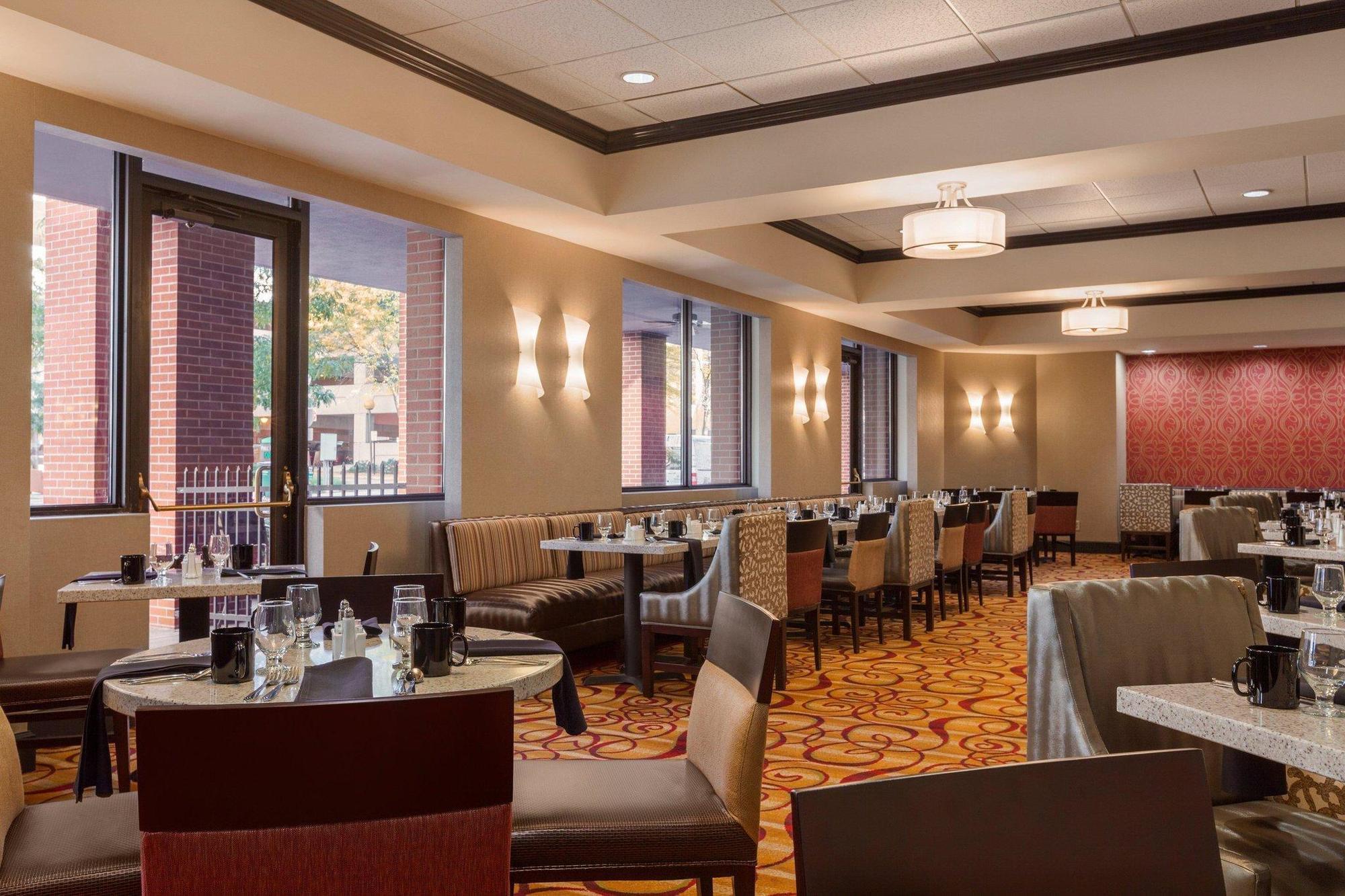 Hilton Fort Wayne At The Grand Wayne Convention Center (Adults Only) Exterior foto